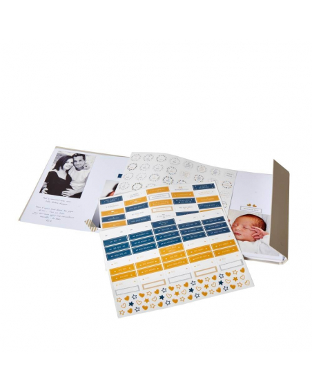 Le trousseau contient : l'album photo bébé personnalisable avec ses stickers