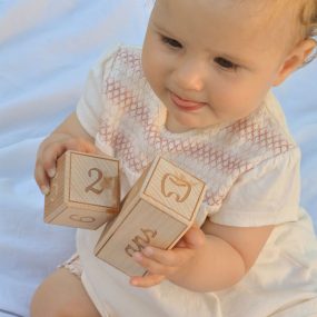cubes étapes idée cadeau de Noël pour un bébé de 6 mois