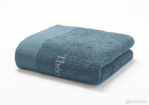 cadeau de baptême personnalisé : sa serviette brodée