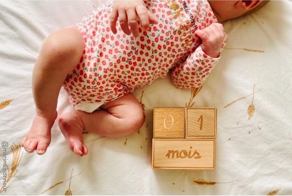 cadeau de naissance en bois : les cubes pour prendre bébé en photo
